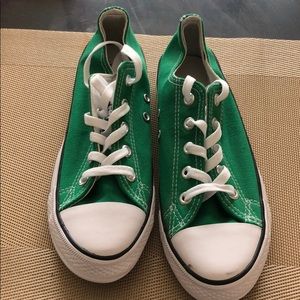 Size 7 low top converse